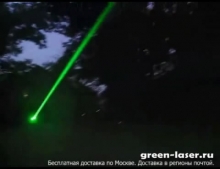 Зеленые лазерные лучи ночью