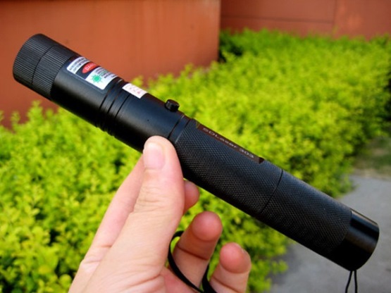 Лазерная указка высокой мощности с зеленым лучом и ключом YL-Laser 303 -  купить по выгодной цене
